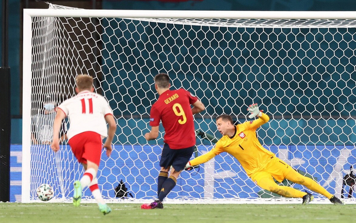 摩洛哥险胜奥地利，莱万扛起全队