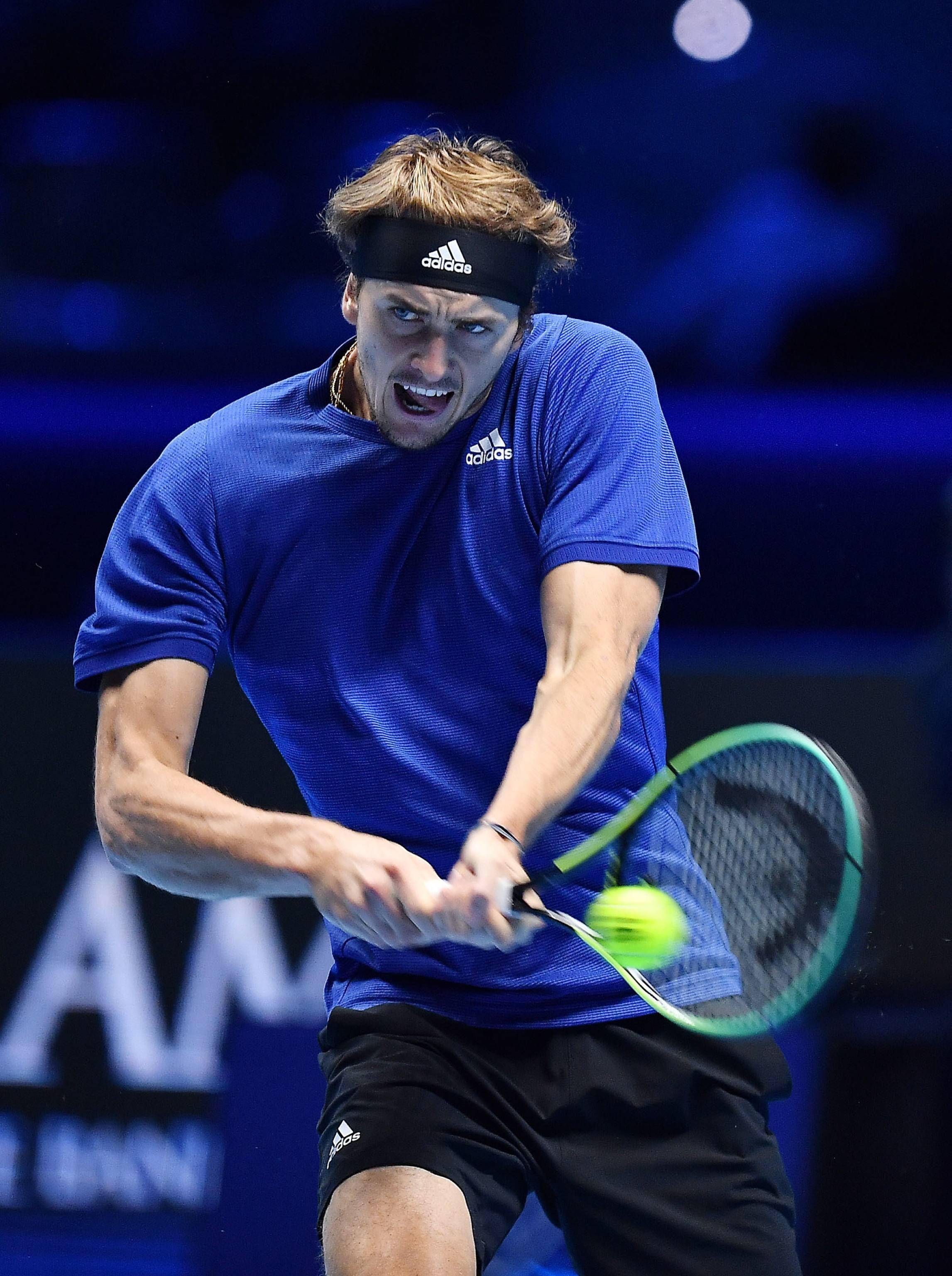 世界网球队鏖战英国网球队，兹维列夫三分雨点燃全场