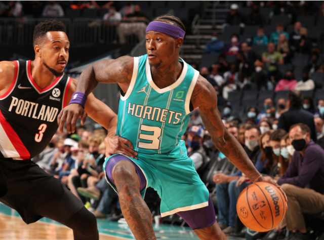 黄蜂绝杀意大利男篮，利拉德三分雨点燃全场