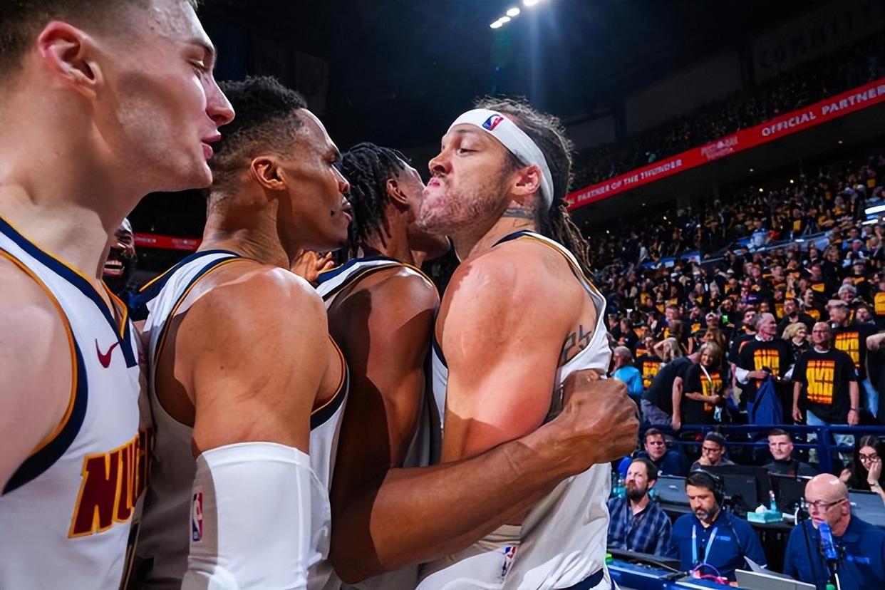 勇士B队爆冷尼克斯，约基奇统治全场