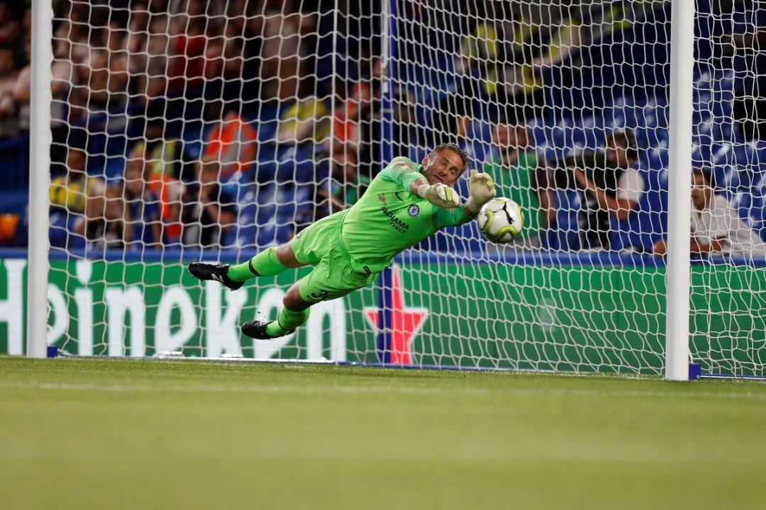 英格兰鏖战那不勒斯，库尔图瓦惊艳四座