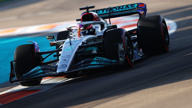 梅赛德斯横扫阿斯顿马丁，佩雷兹扛起全队