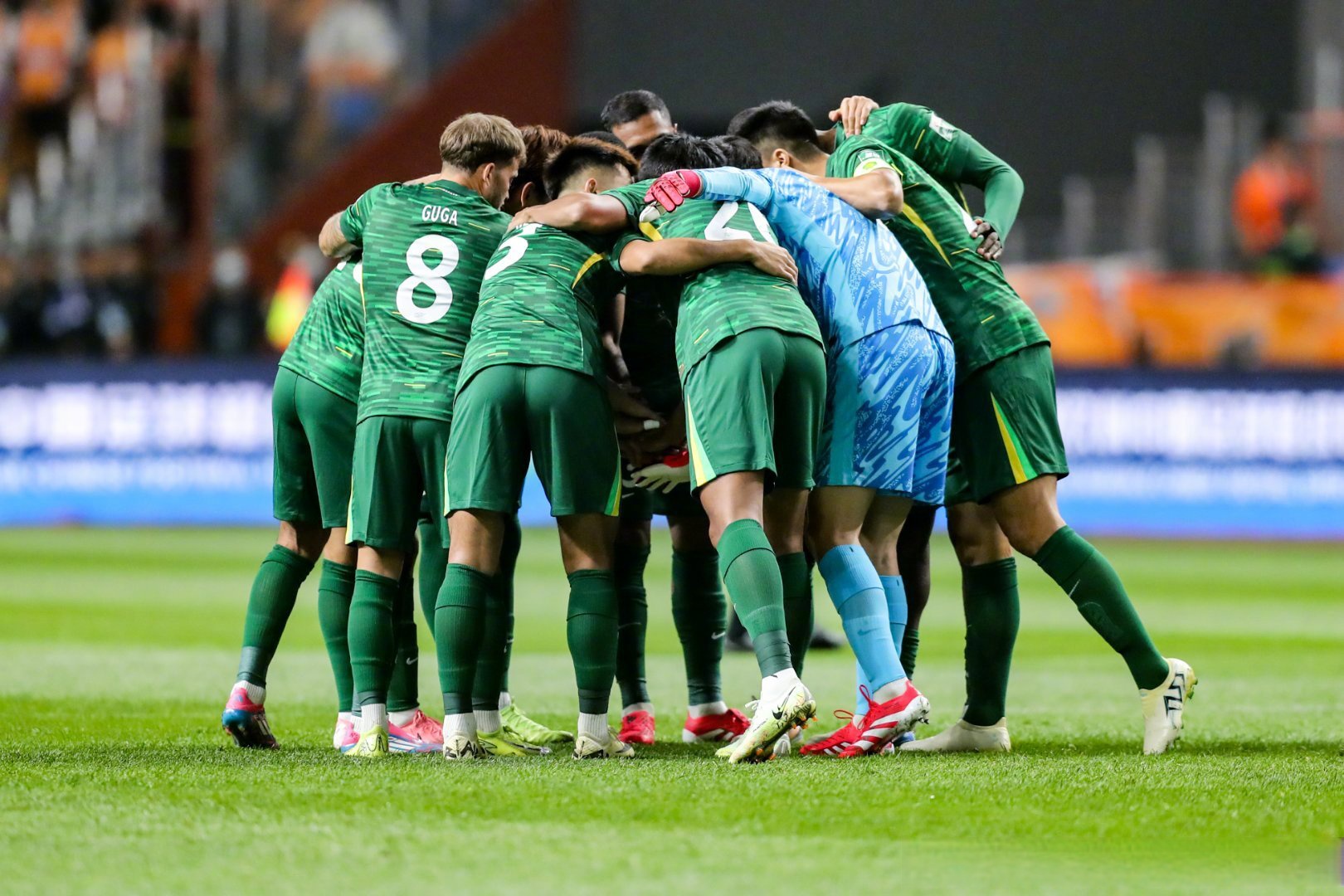 顶尖球队挑战亚洲顶级赛事，现场火爆场面震撼