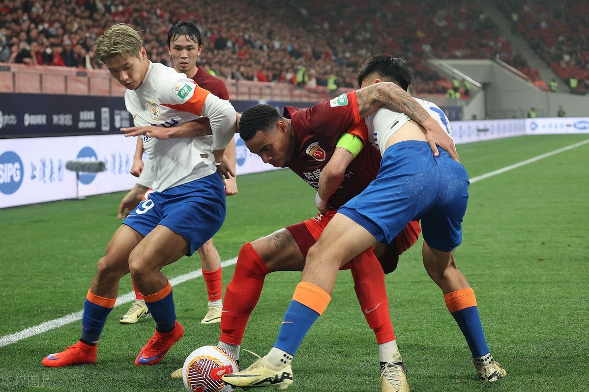 顶尖球队挑战亚洲顶级赛事，现场火爆场面震撼