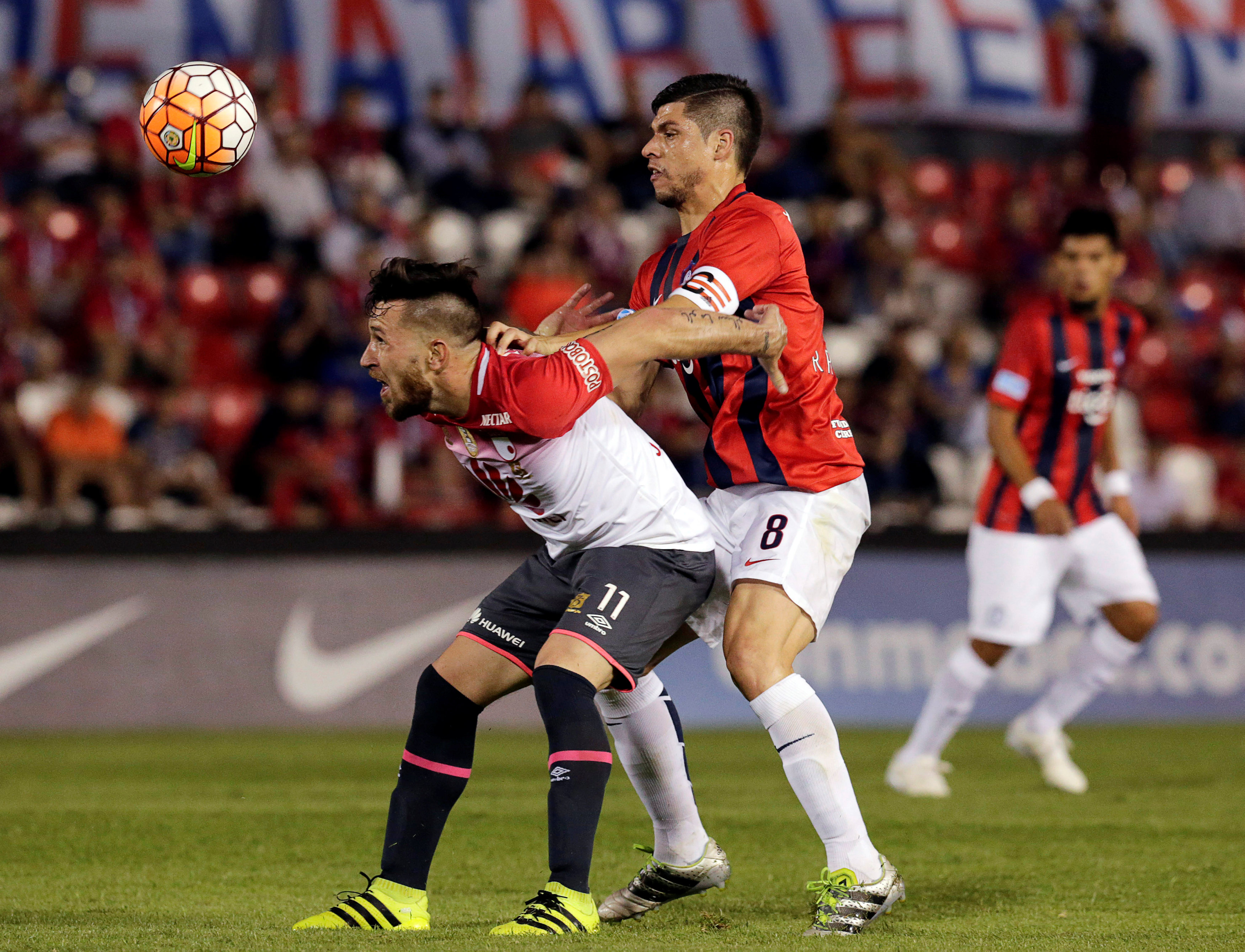 足球明星们在竞技场上展现出色彩斑斓的技术! 足球明星们在竞技场上展现出色彩斑斓的技术!