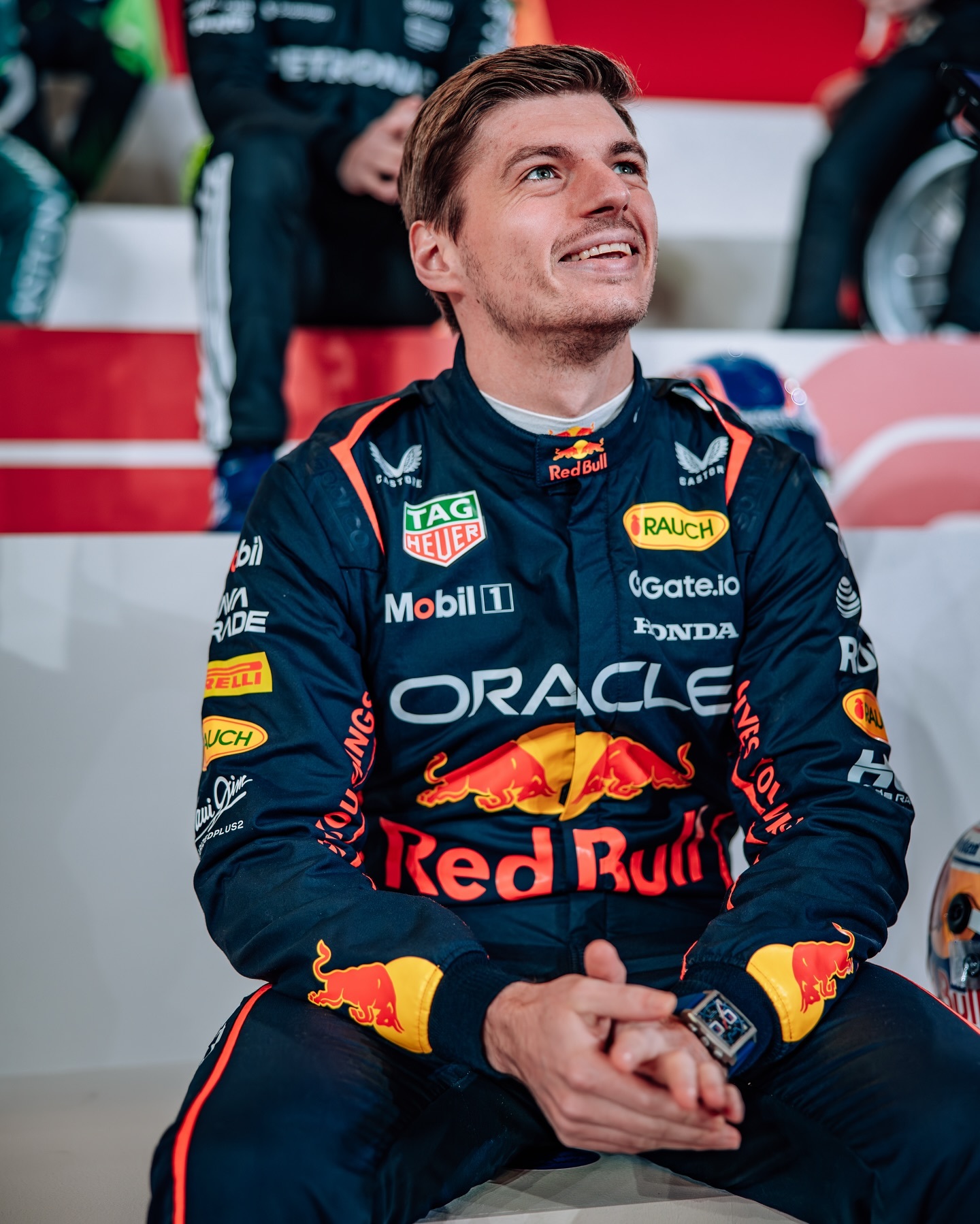 雷诺车队险胜梅赛德斯，汉密尔顿点燃赛场