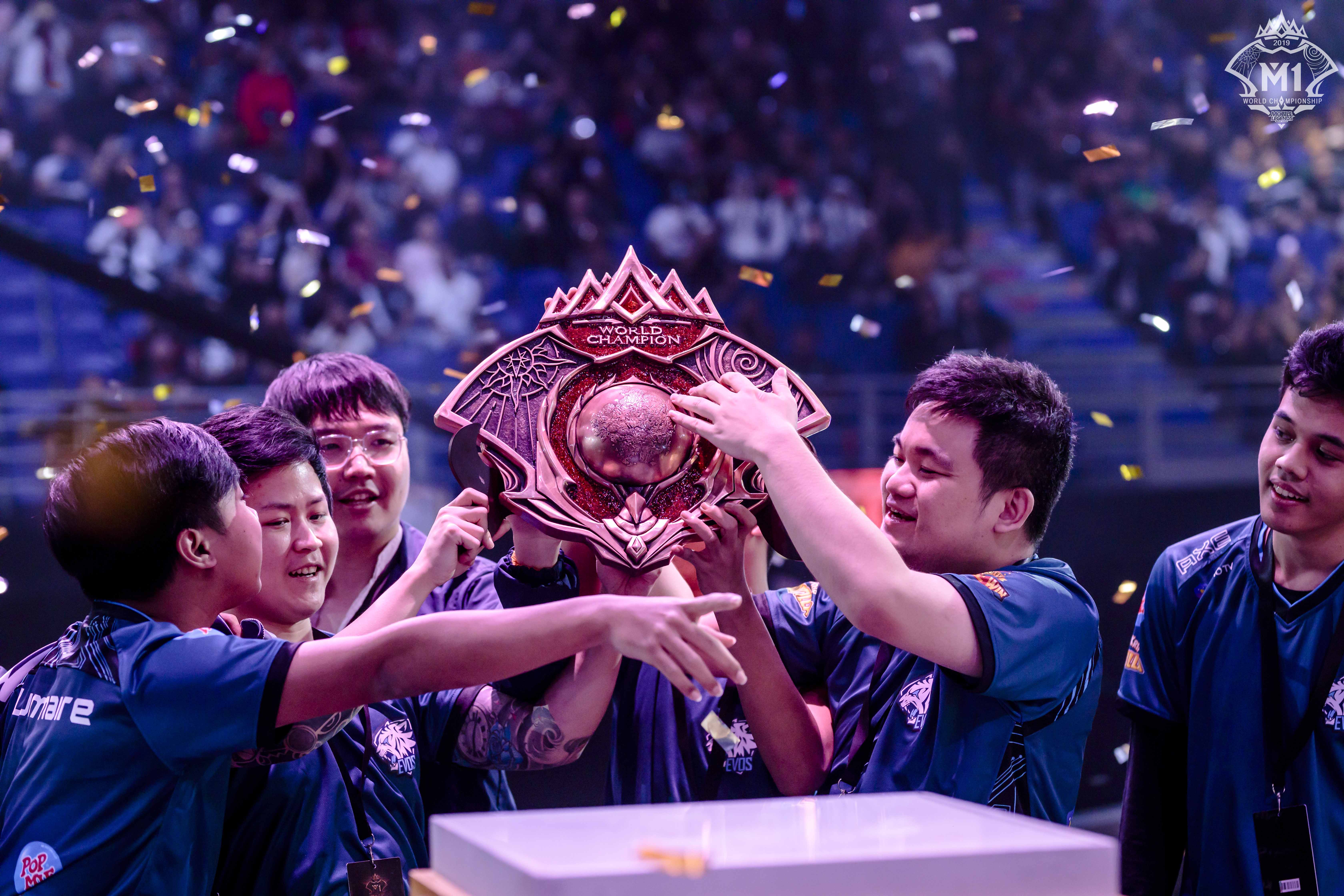 点燃全场热血！名帅指挥下的球队备战大赛