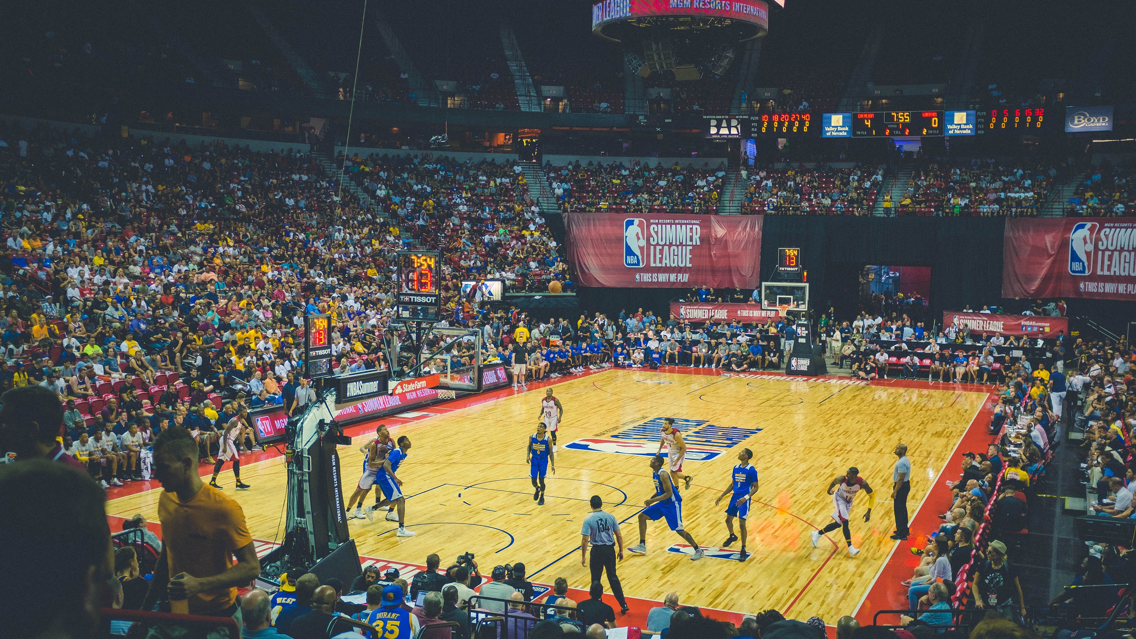 赛道与球场的双重奏，F1年度争冠之夜与切特的攻防统治